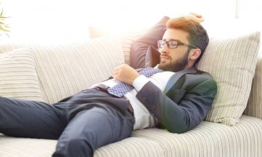 yorgun işkadını kanepede rahatlatıcı.