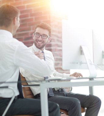 anager şirket çalışanı ile konuşuyor