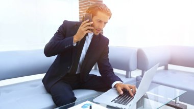 ofisinde emin iş adamı.