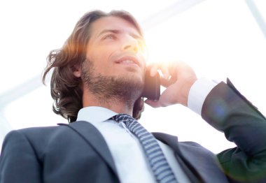 Mobil .isolated beyaz üzerine konuşurken işadamı.