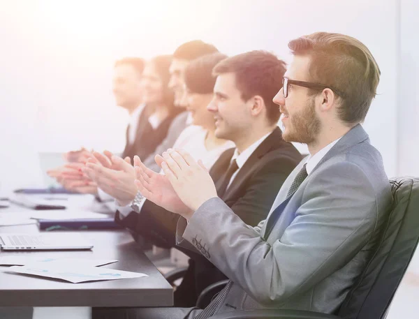 Animando al equipo de negocios sentado en Desk — Foto de Stock