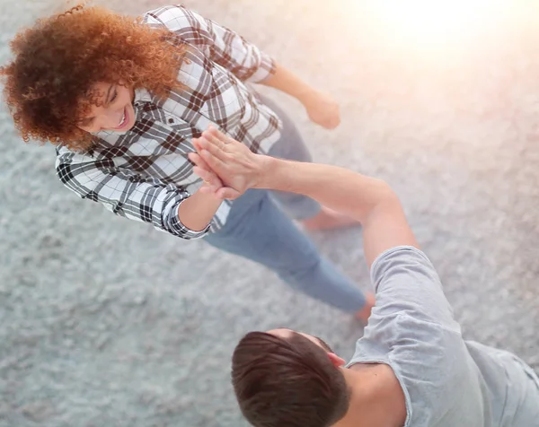 Pareja joven se dan cinco en la nueva sala de estar — Foto de Stock