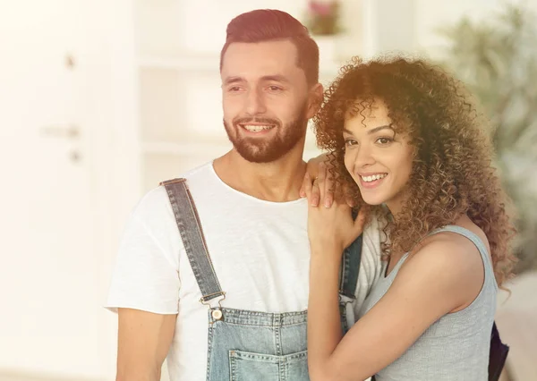 Giovani felici in piedi in una nuova casa — Foto Stock