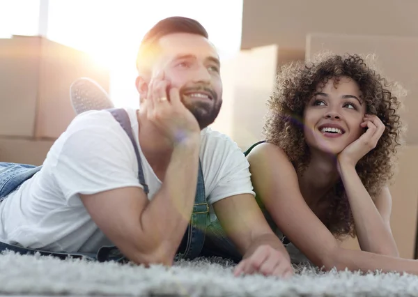 Casal feliz no fundo de caixas de papelão — Fotografia de Stock