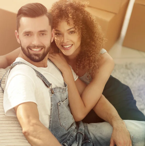 Feliz recém-casados em um novo apartamento . — Fotografia de Stock