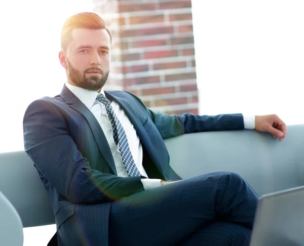 Portrait d'un homme d'affaires prospère assis dans le hall du bureau . — Photo