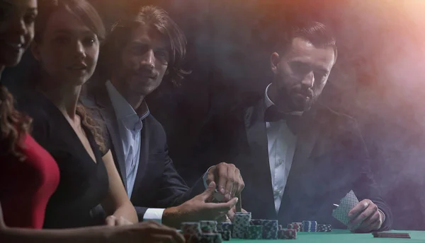 Bărbați și femei care vorbesc la jocul de zaruri din cazinou — Fotografie, imagine de stoc