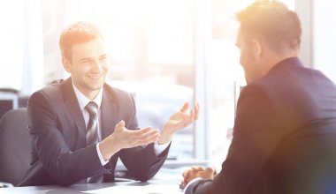 Masanızda otururken iş ortakları konuşuyor