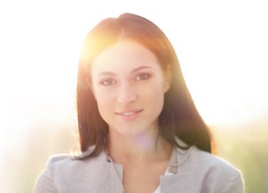 Yakın plan. Mutlu genç bir kadının yüzü.