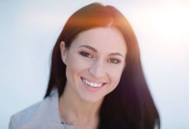 Başarılı genç bir kadının yakın plan yüzü..