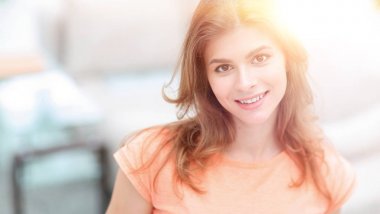 Bulanık arka planda genç bir kadının yakın plan portresi.