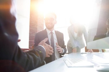 iş arkadaşları iş sorunları tartışıyor.