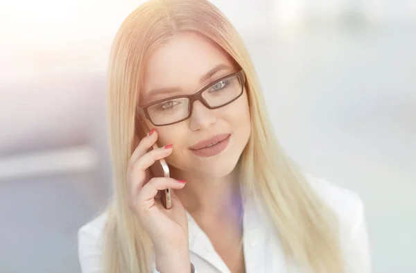 Primer plano de la mujer de negocios de confianza hablando en un teléfono móvil . —  Fotos de Stock