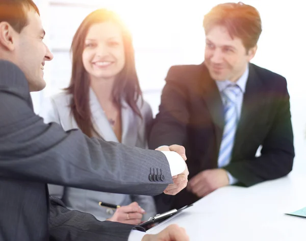 Parceiros de negócios handshake no local de trabalho — Fotografia de Stock