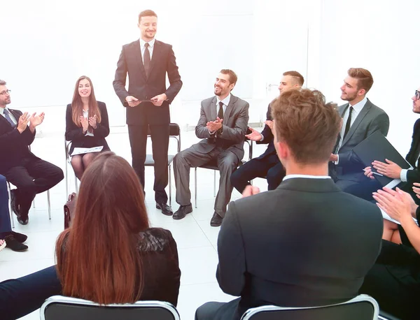 Coach lidera la sesión con el equipo de negocios . — Foto de Stock