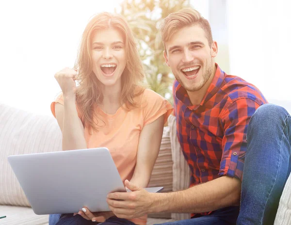 Jong koppel verheugt zich, zittend op de Bank voor de open — Stockfoto