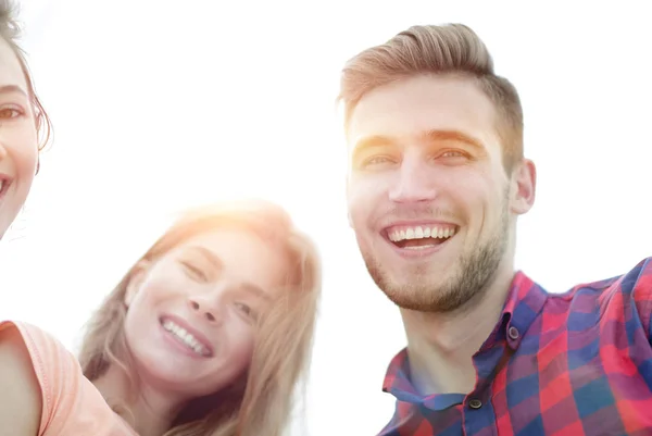 Gros plan de trois jeunes gens souriant sur fond blanc — Photo