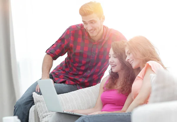 Groep jongeren kijken naar video's op de laptop. — Stockfoto