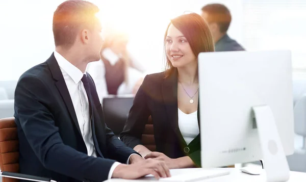 Werknemers zitten achter een bureau in het kantoor — Stockfoto