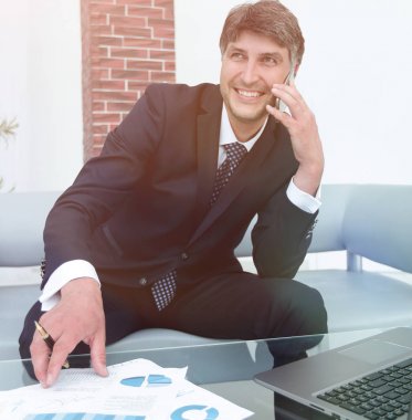 Ofis masa başında oturan kendine güvenen iş adamı