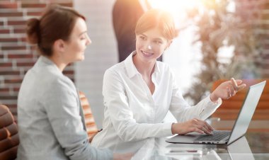 Yöneticisi ve istemci ile tur alınan bilgi tartışıyorlar