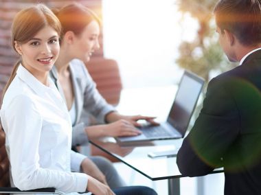 bir masanın arkasında oturan Ofis çalışanları.