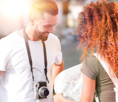 Genç çift mutlu görünürken bir rehbere bakıyor.