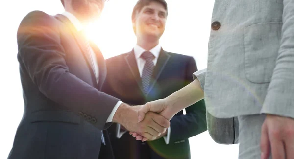 握手をするビジネスマンのクローズアップ — ストック写真