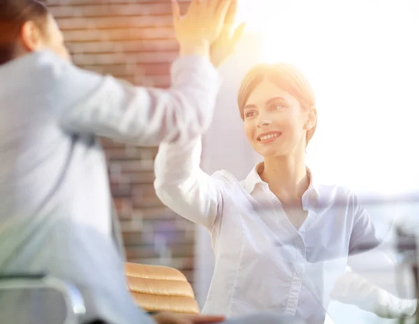 Leden van het business team geven elkaar een high five. — Stockfoto
