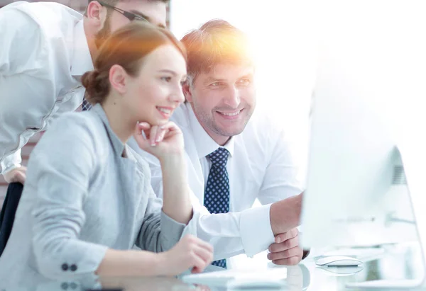 Equipo de negocios discutiendo información sentado en el escritorio — Foto de Stock