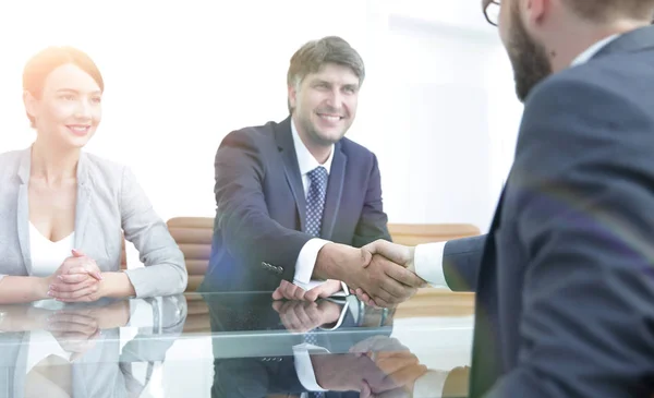 Handschlag erfolgreicher Geschäftsleute — Stockfoto