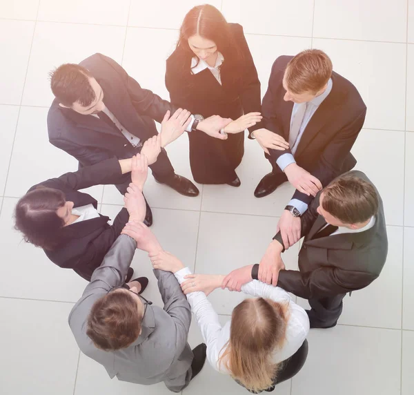 Θέα από το top.business ομάδα στέκεται σε έναν κύκλο — Φωτογραφία Αρχείου
