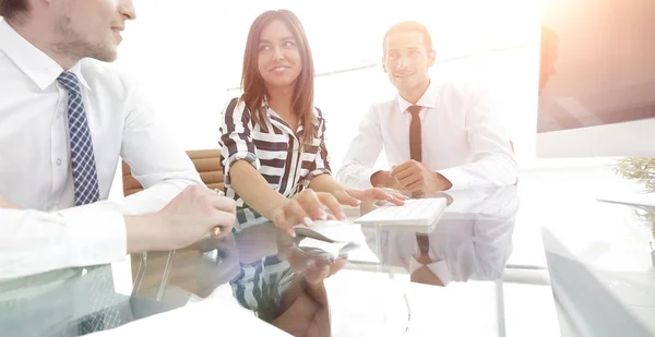 Equipe de negócios sentado na mesa — Fotografia de Stock