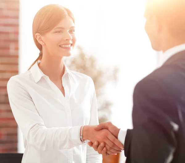 Handshake mladá podnikatelka s kolegou — Stock fotografie