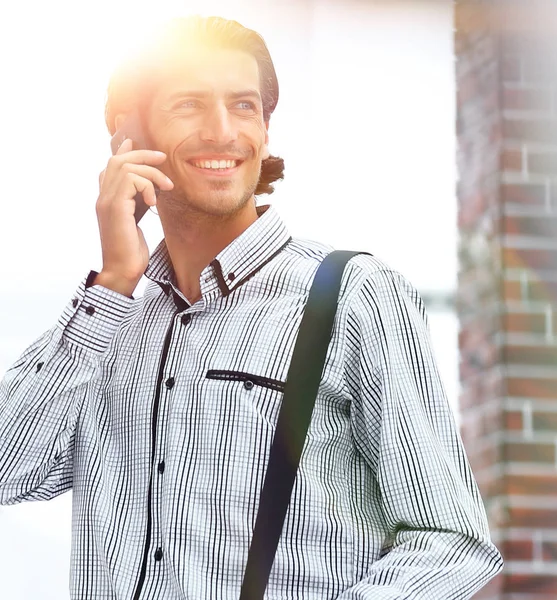 Framgångsrik man talar i telefon — Stockfoto