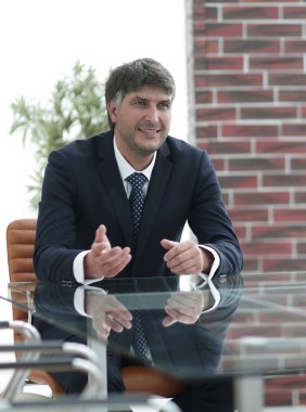 Toplantıdan önce masada oturan Yöneticisi