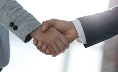 Beyaz arka planda izole edilmiş iş adamları el sıkışıyor