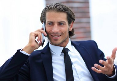 İş adamı akıllı telefondan konuşuyor..