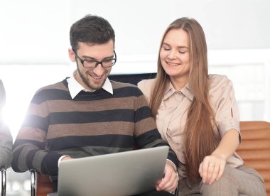 dizüstü bilgisayarda çalışan işçilerin