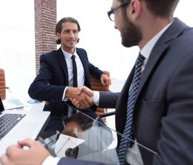 portre. bir ofiste iş el sıkışma.