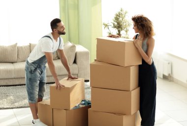 Mutlu ve genç çift kutu