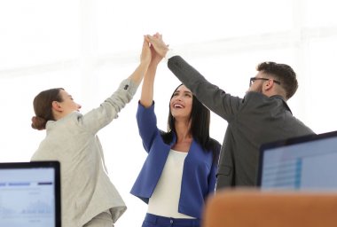 Başarılı iş kadınları birbirlerine yüksek beş ile motive etmek