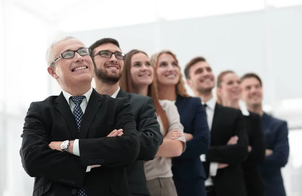 Hombre de negocios senior y su equipo están seguros de mirar hacia el futuro . —  Fotos de Stock