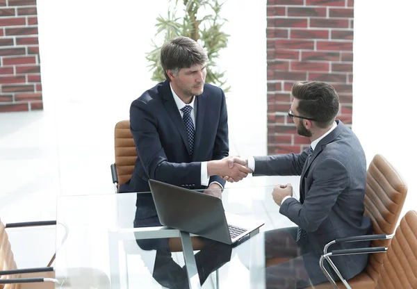 Apretón de manos entre dos personas de negocios exitosos — Foto de Stock