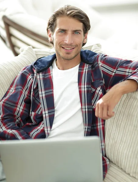 dizüstü bilgisayarda çalışan ve kameraya bakarak başarılı adam. Yukarıdan görüntülemek