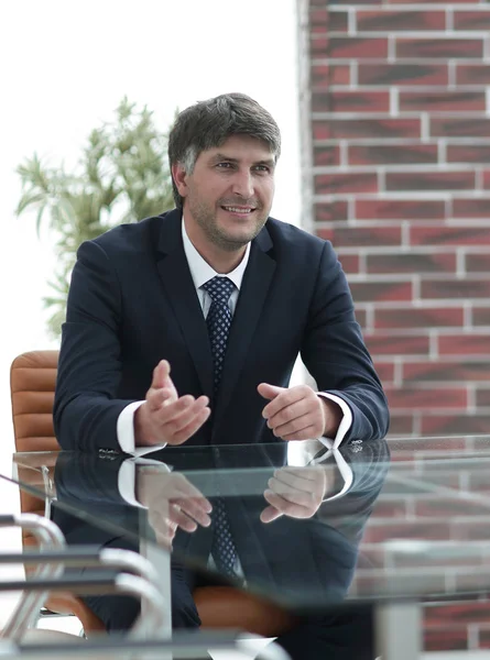 Toplantıdan önce masada oturan Yöneticisi