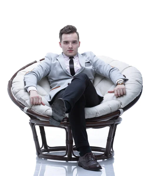 Втомлений бізнесмен сидить у круглому кріслі з ротанга — стокове фото