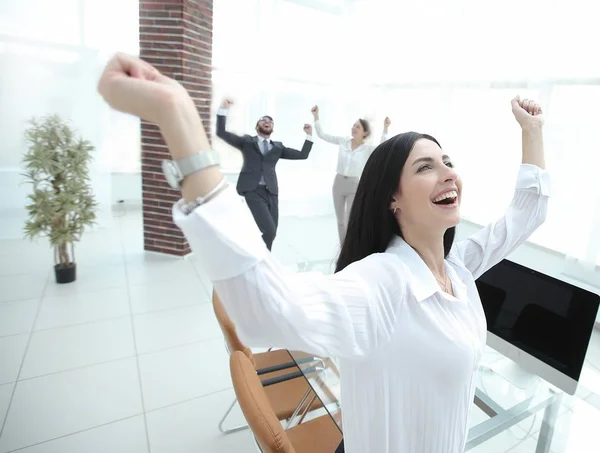 Succesvolle gelukkig zakenvrouw zitten aan de balie. — Stockfoto