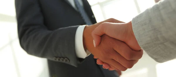 Empresário sorridente animado apertando a mão parceiro na reunião , — Fotografia de Stock