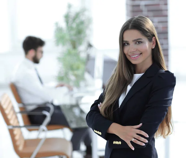 Молода бізнес-леді на фоні офісу — стокове фото